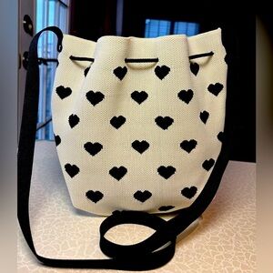 Purse | knit crossbody bucket bag.